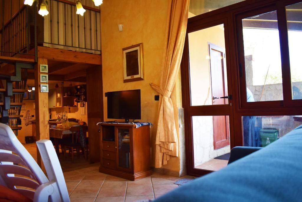 A television and/or entertainment centre at Villa azzurra tra le coste del sud