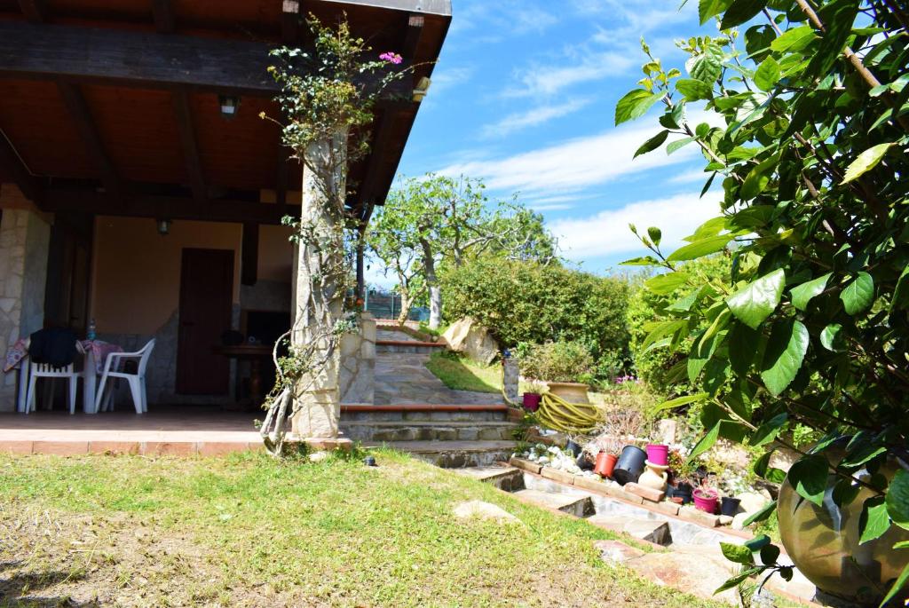 A garden outside Villa azzurra tra le coste del sud