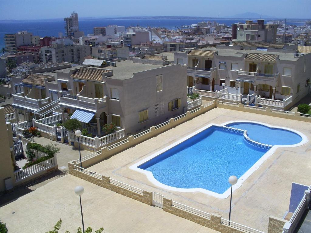 duży basen w środku miasta w obiekcie Santa Pola beach 2 habitaciones w mieście Santa Pola