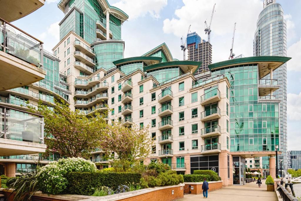 a building in a city with tall buildings at Riverside 2-bedroom Apartments in London