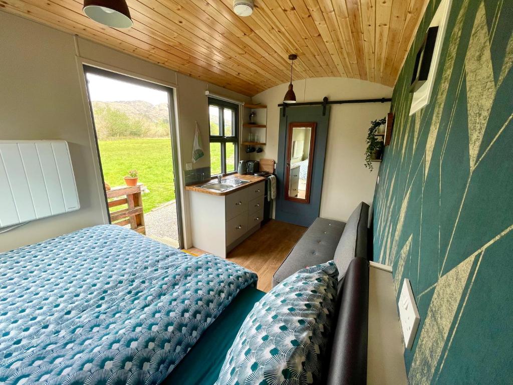 Kuchyň nebo kuchyňský kout v ubytování Stepping Stones Glamping little red