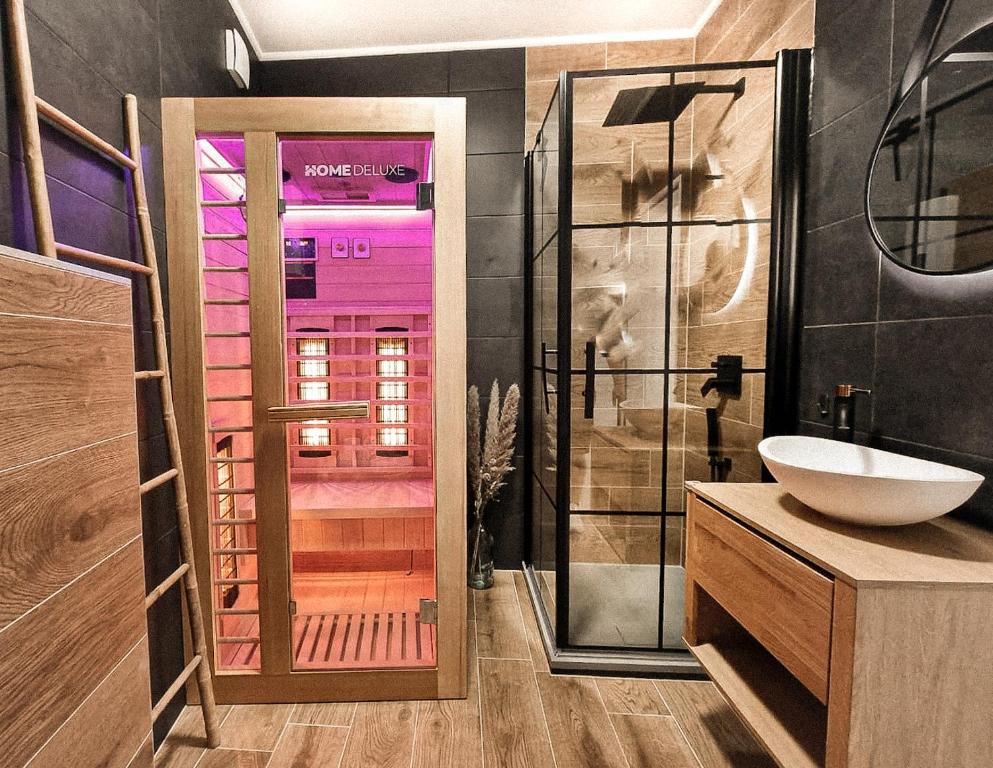 baño con ducha, lavabo y puerta en Holiday Home Amélie, en Bollendorf