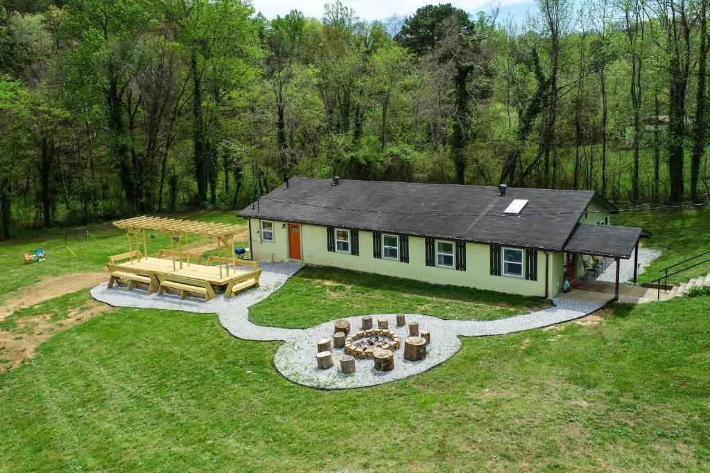 - une vue aérienne sur une maison avec une table de pique-nique dans l'établissement GA Retreat about 10 Mi to Rock City Chattanooga!, à Rossville