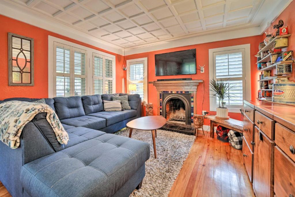 sala de estar con sofá azul y chimenea en Cozy Wooded Retreat 2 Mi to Dtwn Brevard!, en Brevard