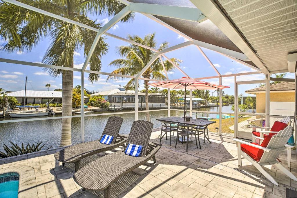 Fotografie z fotogalerie ubytování Heated Pool and Lanai Matlacha Isles Getaway v destinaci Matlacha