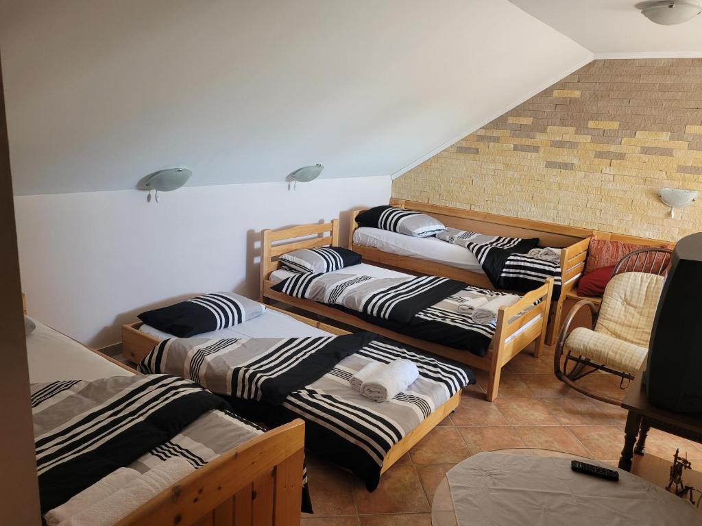 Zimmer mit 4 Etagenbetten und einem Stuhl in der Unterkunft Koba in Bački Monoštor