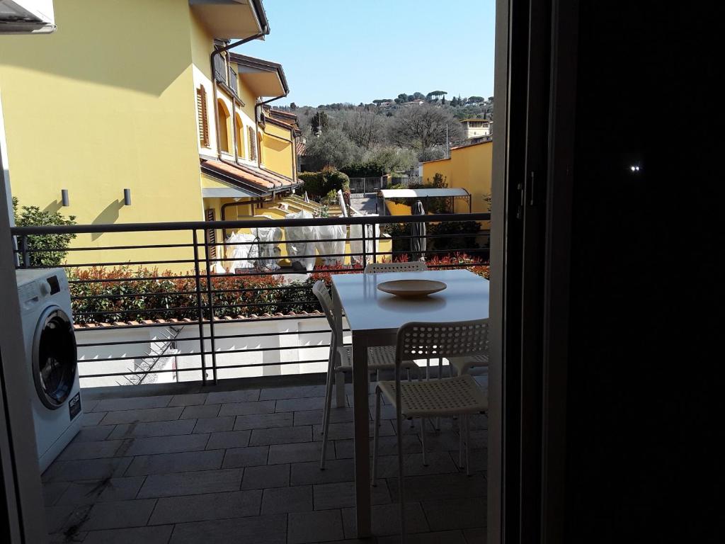 vista su un balcone con tavolo e sedie di Bellagio sweet home a Firenze