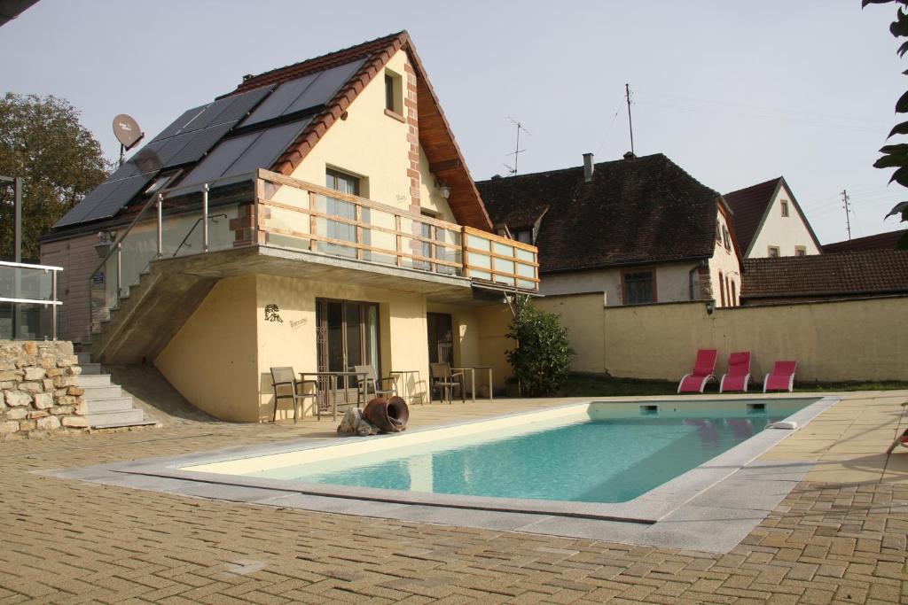 une maison avec une piscine en face d'une maison dans l'établissement les Gîtes 2-4 pers Rémy HEROLD, à Katzenthal