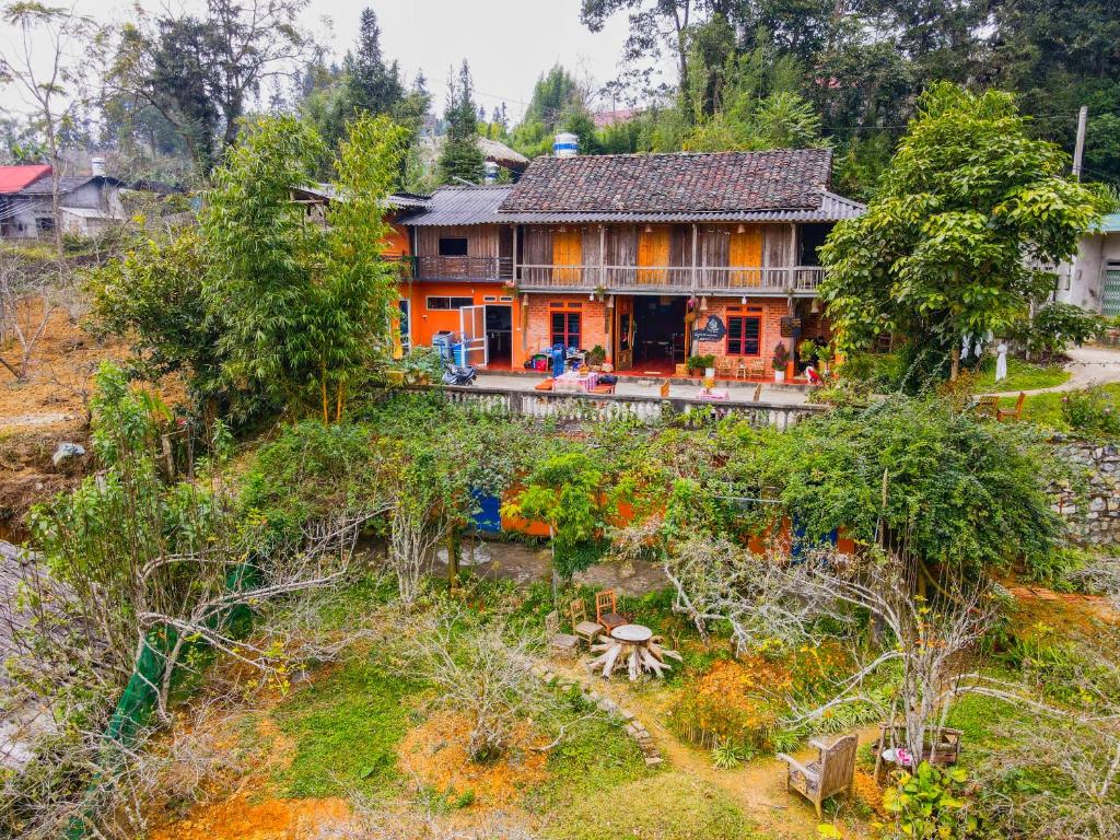 uma casa com um jardim em frente em La Beauté Bắc Hà em Bac Hà