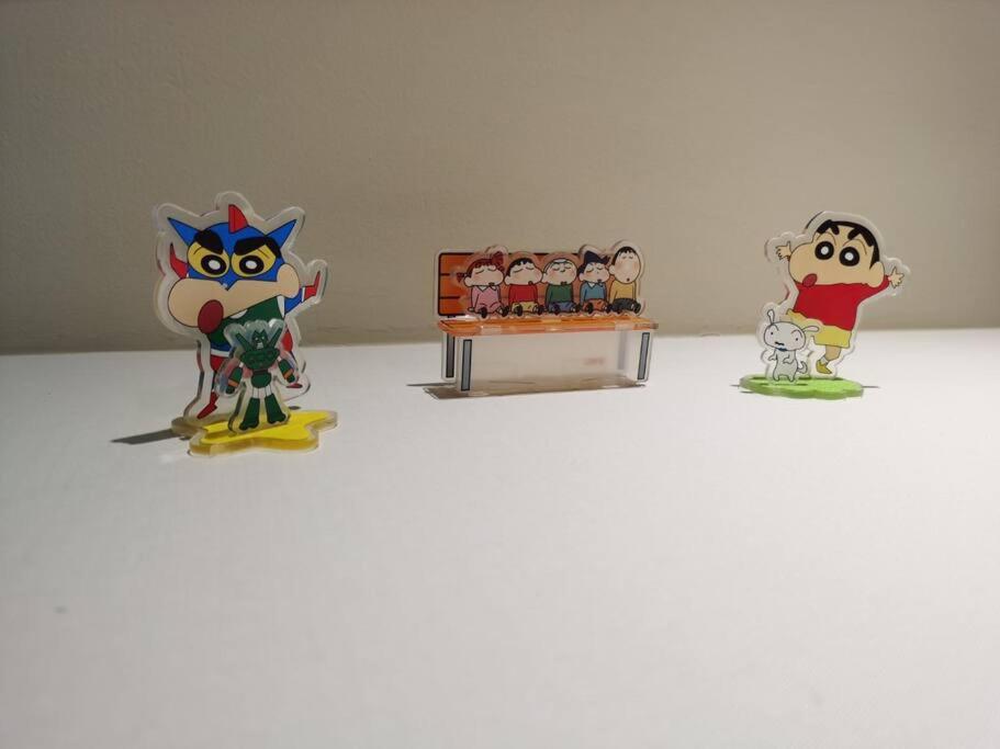 un groupe de figurines de jouets assis sur une table dans l'établissement Crayon Shin-Chan Genting Highland @Geo38 Residence, à Genting Highlands