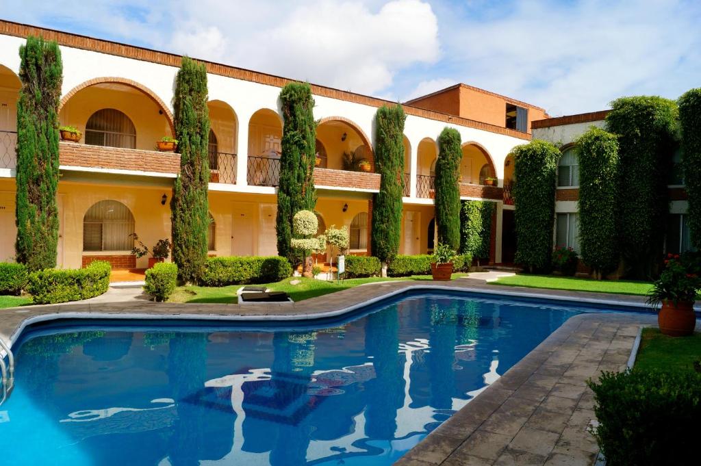 Bazén v ubytování Hotel & Suites Villa del Sol nebo v jeho okolí