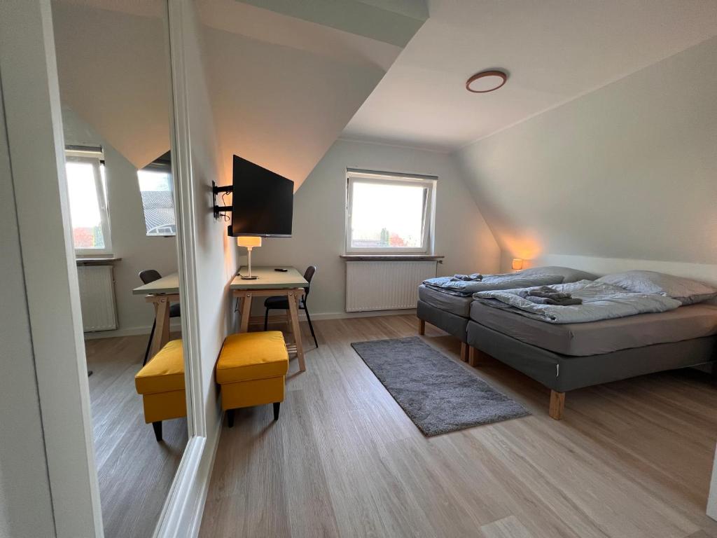 1 dormitorio con cama y escritorio. en Schwalehof Gästewohnungen en Bönebüttel