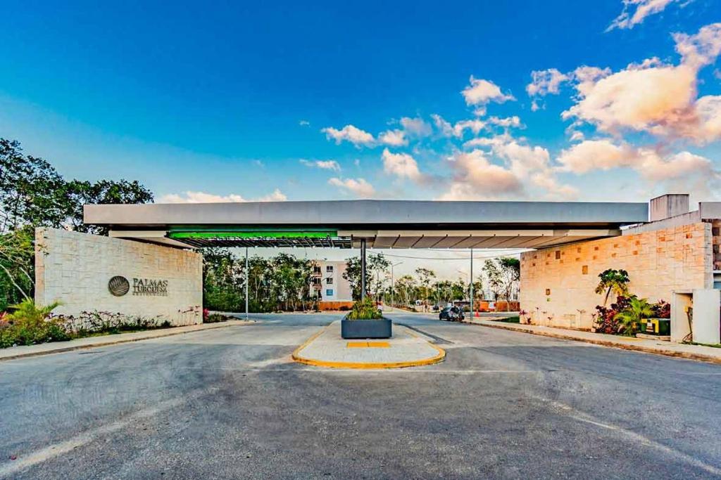 une grande station-service avec un grand bâtiment dans l'établissement Casa Playa Turquesa, à Playa del Carmen