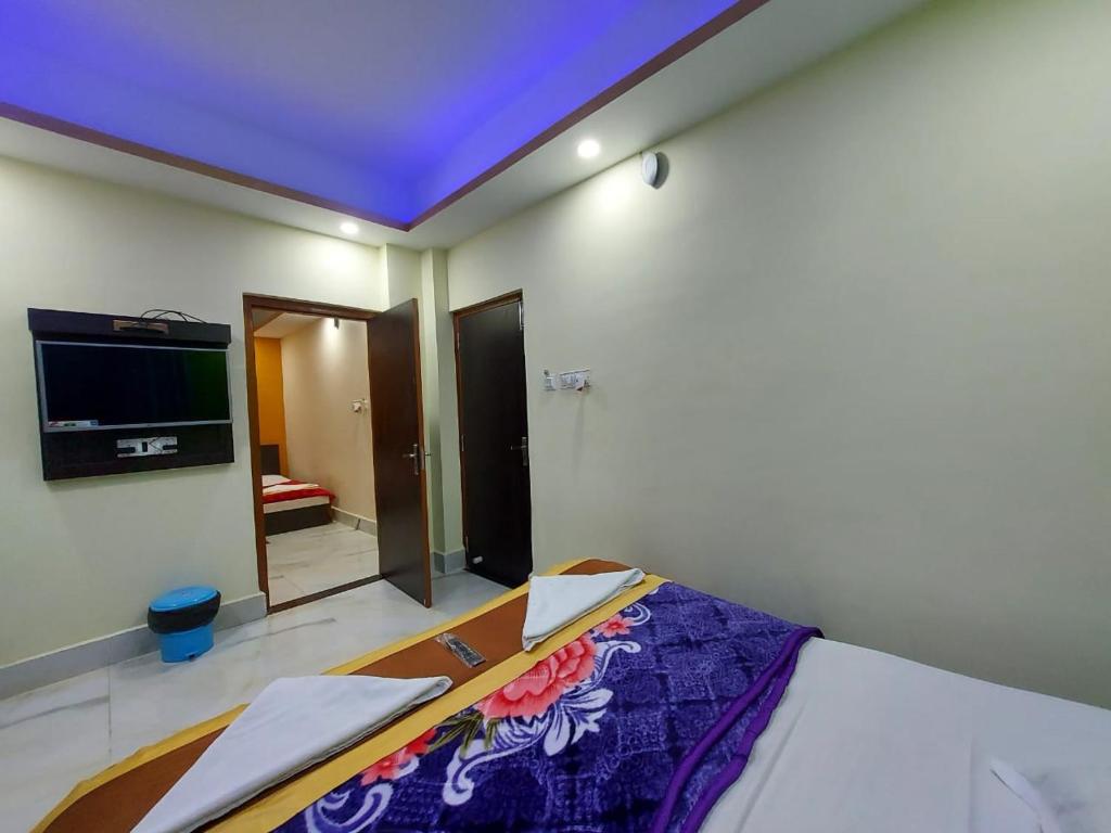 TV a/nebo společenská místnost v ubytování ICONIC Hotel Digha