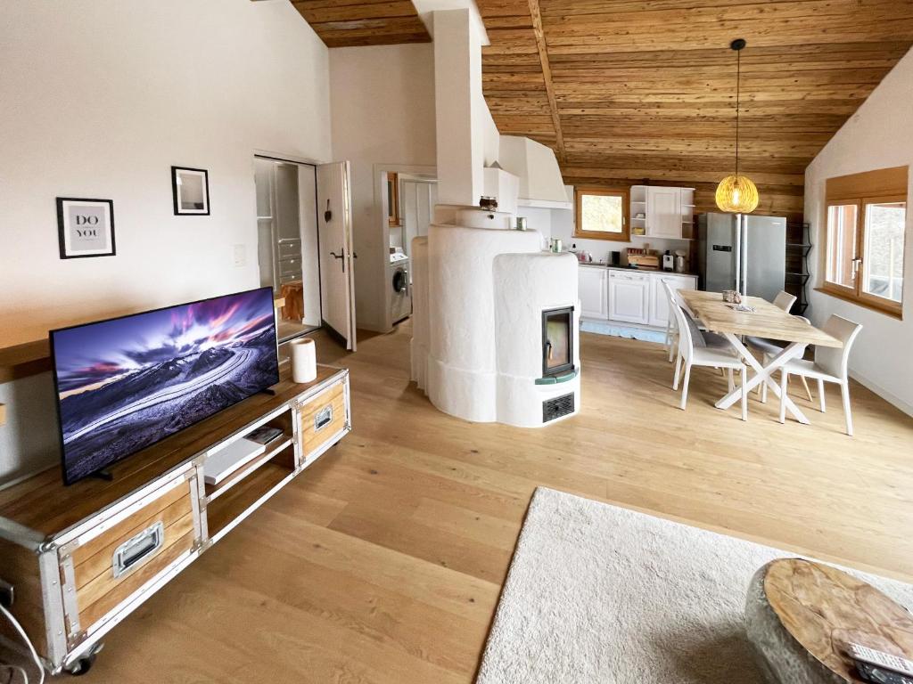 TV a/nebo společenská místnost v ubytování WOO® Loft Resort