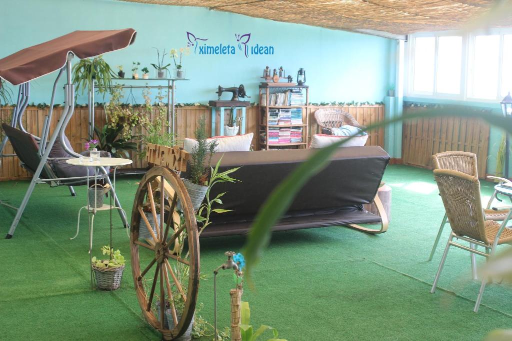 una habitación con una cama con una rueda colgada en ella en Tximeleta Bidean, en Arzúa