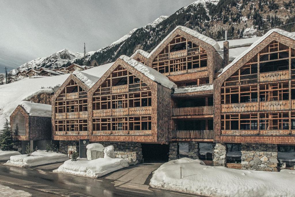 Nespecifikovaný výhled na hory nebo výhled na hory při pohledu z hotelu