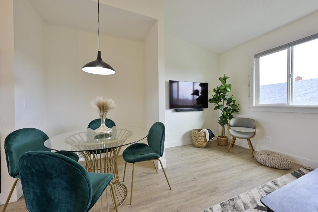 Μια τηλεόραση ή/και κέντρο ψυχαγωγίας στο Modern Upstairs Loft - Newly Renovated!