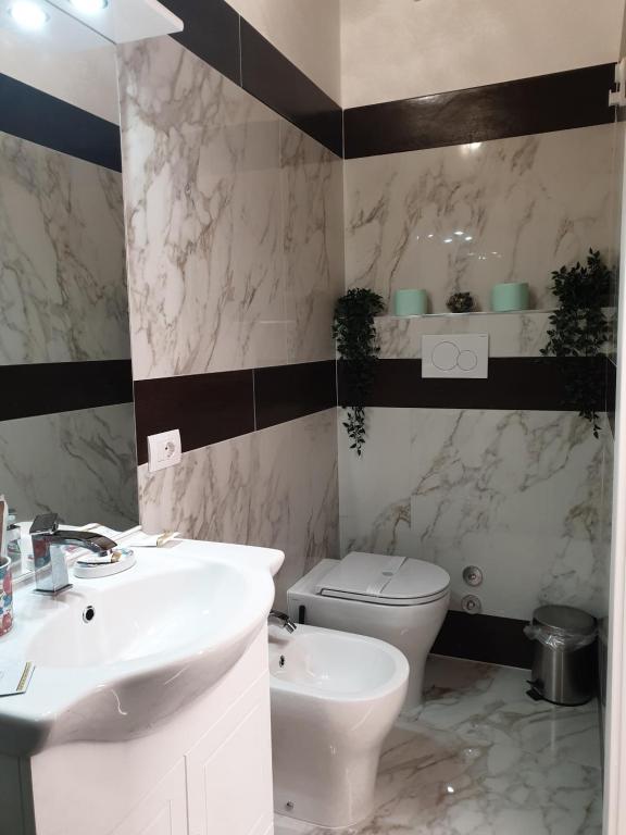 łazienka z białą umywalką i toaletą w obiekcie Elegante e spazioso bilocale in zona Certosa (FI) we Florencji