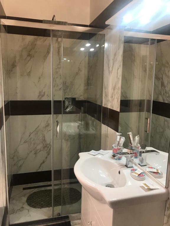 łazienka z umywalką i prysznicem w obiekcie Elegante e spazioso bilocale in zona Certosa (FI) we Florencji