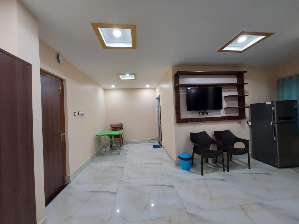 TV a/nebo společenská místnost v ubytování ICONIC Hotel Digha