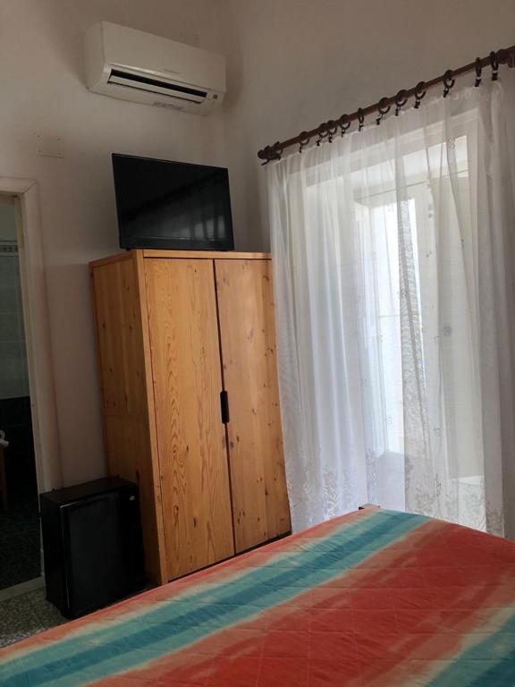 A bed or beds in a room at Rocca Sul Mare Hotel
