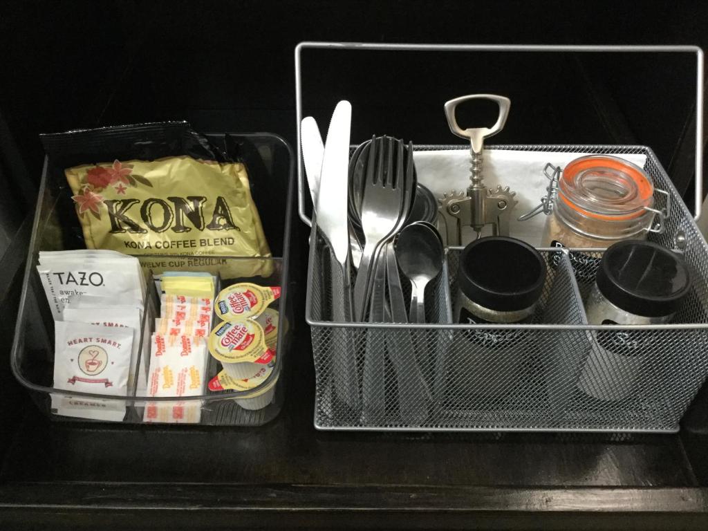 Příslušenství pro přípravu čaje a kávy v ubytování Hale 'Ohu Bed & Breakfast