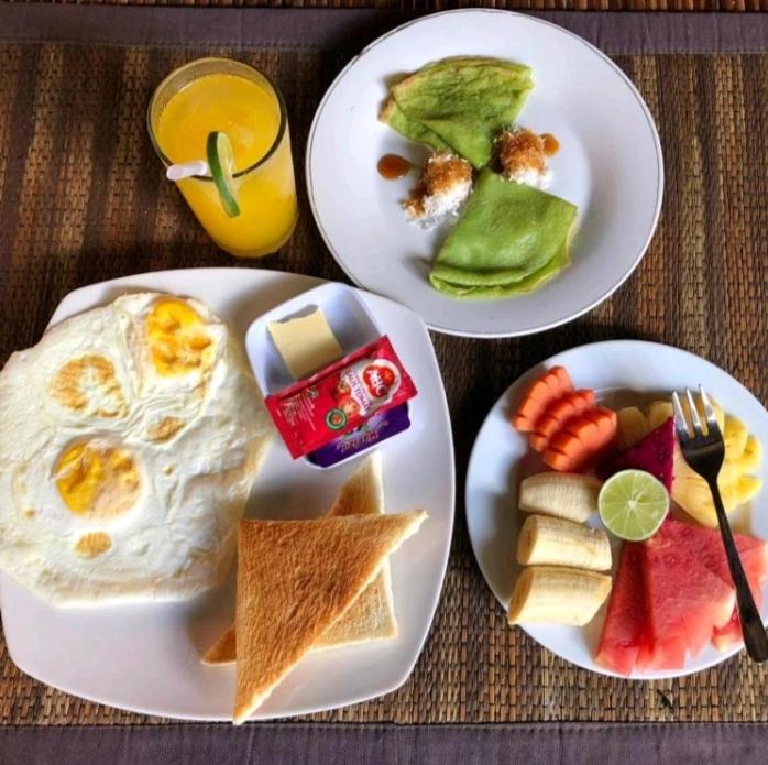 אפשרויות ארוחת הבוקר המוצעות לאורחים ב-Nugraha Guest House 2