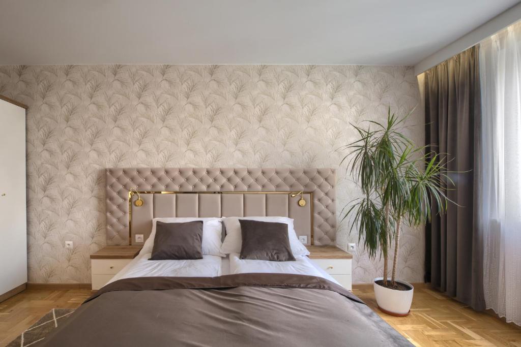 Un dormitorio con una cama grande y una pared en Apart-Wita, en Wadowice