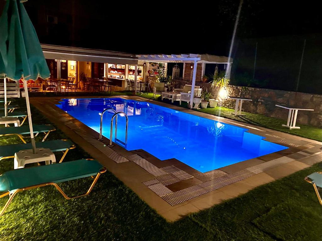 Bazén v ubytování Attalos Apartments nebo v jeho okolí