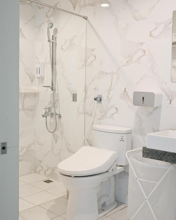 A bathroom at 宜蘭-讀好民宿 Read Nice House B&B 電梯民宿