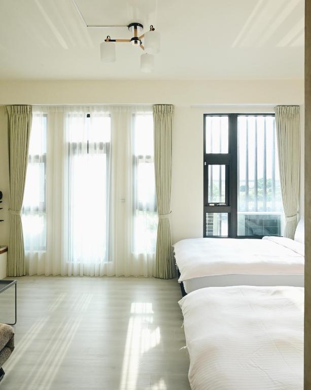 A bed or beds in a room at 宜蘭-讀好民宿 Read Nice House B&B 電梯民宿