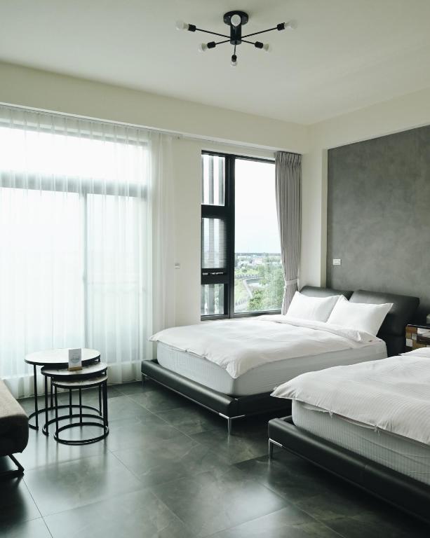 A bed or beds in a room at 宜蘭-讀好民宿 Read Nice House B&B 電梯民宿