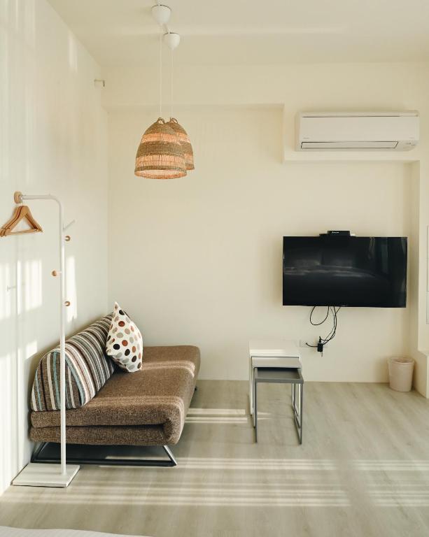 A television and/or entertainment centre at 宜蘭-讀好民宿 Read Nice House B&B 電梯民宿