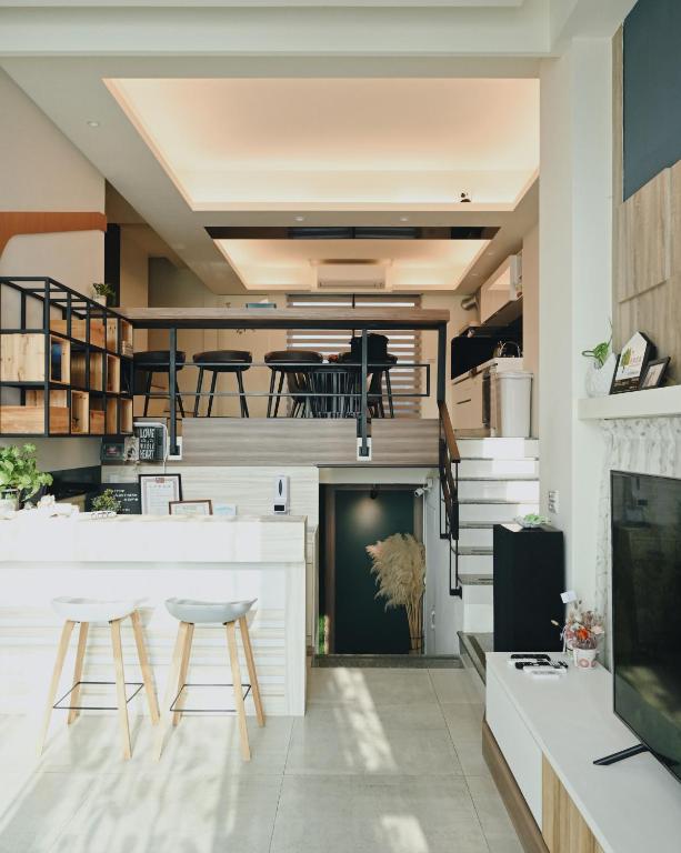 A kitchen or kitchenette at 宜蘭-讀好民宿 Read Nice House B&B 電梯民宿