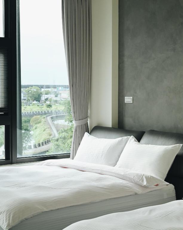 A bed or beds in a room at 宜蘭-讀好民宿 Read Nice House B&B 電梯民宿
