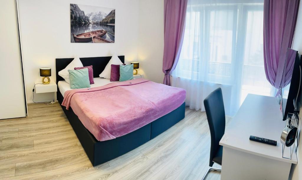 カールスルーエにあるPrime Host Balcony Apartmentのベッドルーム1室(紫色のカーテンが付いた大型ベッド1台付)