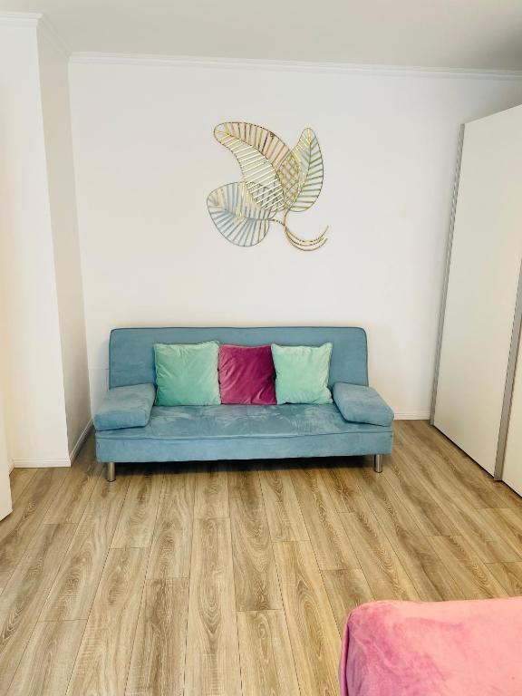 Prime Host Balcony Apartment - 4