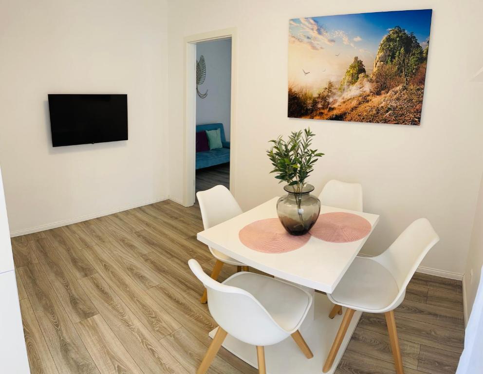 Prime Host Balcony Apartment - 12