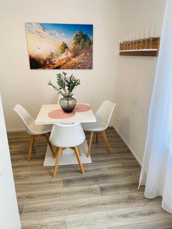 Prime Host Balcony Apartment - 9