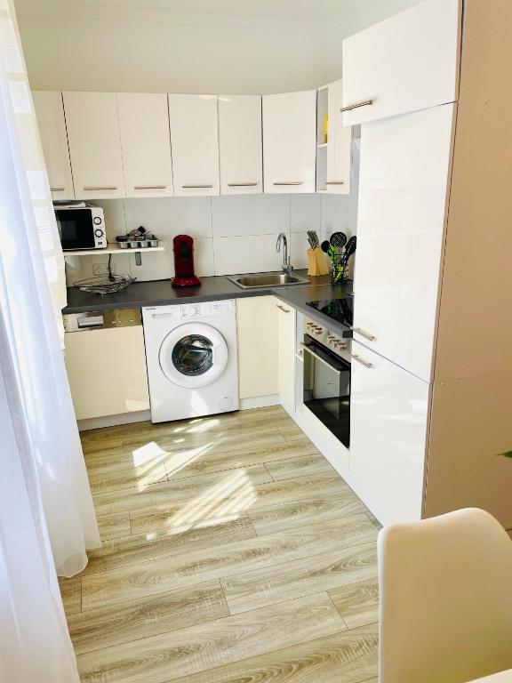 Prime Host Balcony Apartment - 7