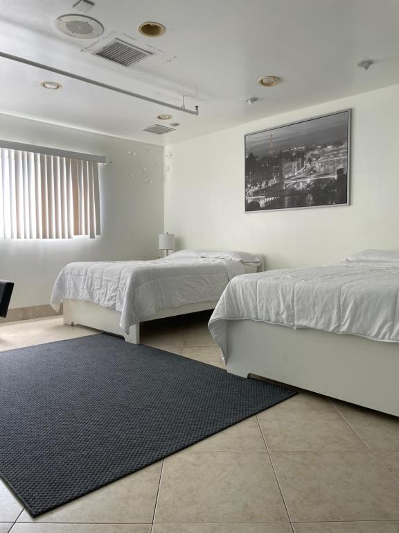 Postel nebo postele na pokoji v ubytování Culver City Hostel