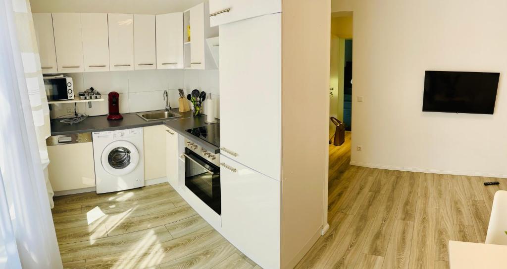 Prime Host Balcony Apartment - 10