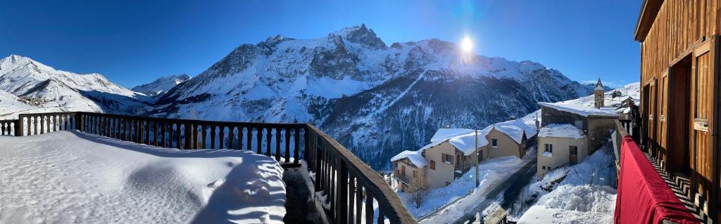 Elle offre une vue sur une montagne enneigée. dans l'établissement RestAuberge La Reine Meije, à La Grave