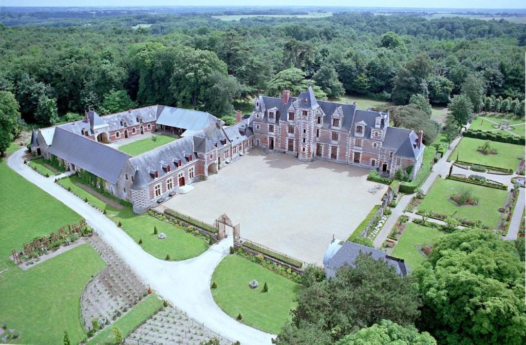 una vista aerea di una villa con un ampio cortile di GITE DANINOU; meublé 3 chambres avec terrasse (1er étage du château) , salon et cuisine ouverte a Vouvray