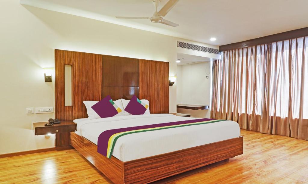sypialnia z dużym łóżkiem w pokoju w obiekcie Treebo Tryst Seven Lake View w mieście Hajdarabad
