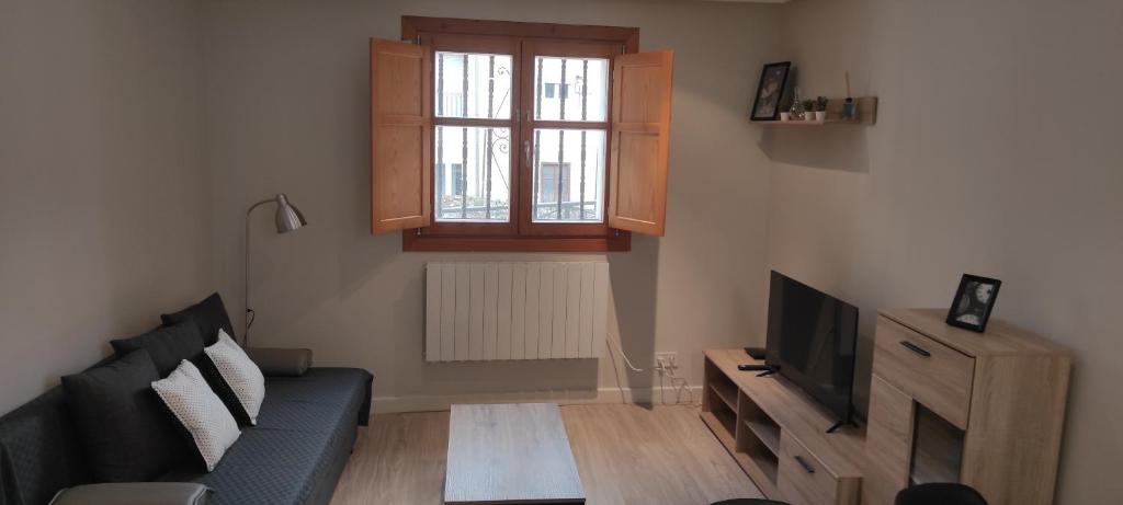 Televízia a/alebo spoločenská miestnosť v ubytovaní Apartamento con encanto en Casco Histórico de Burgos