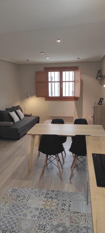 Posedenie v ubytovaní Apartamento con encanto en Casco Histórico de Burgos
