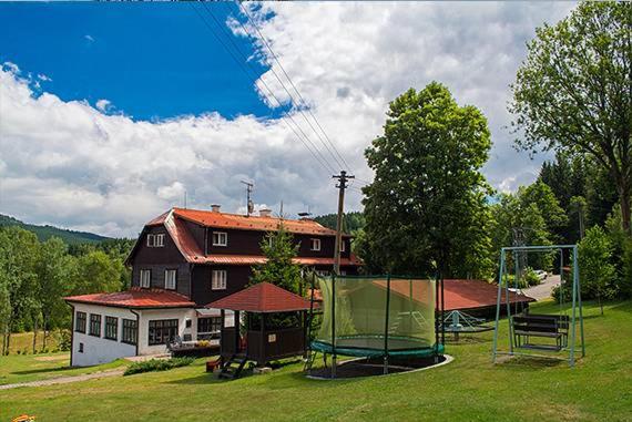 una casa con un campo de fútbol delante de una casa en Chata Orlice, en Bartošovice v Orlických Horách