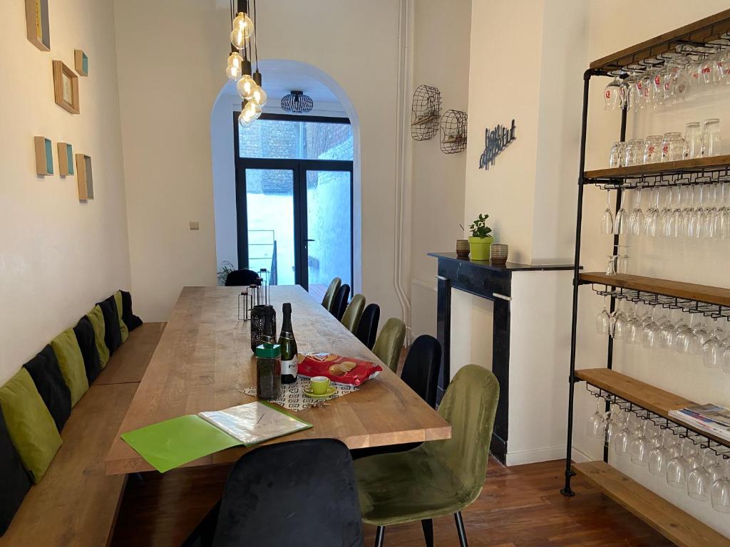 een eetkamer met een lange tafel en stoelen bij Immaya in Oostende